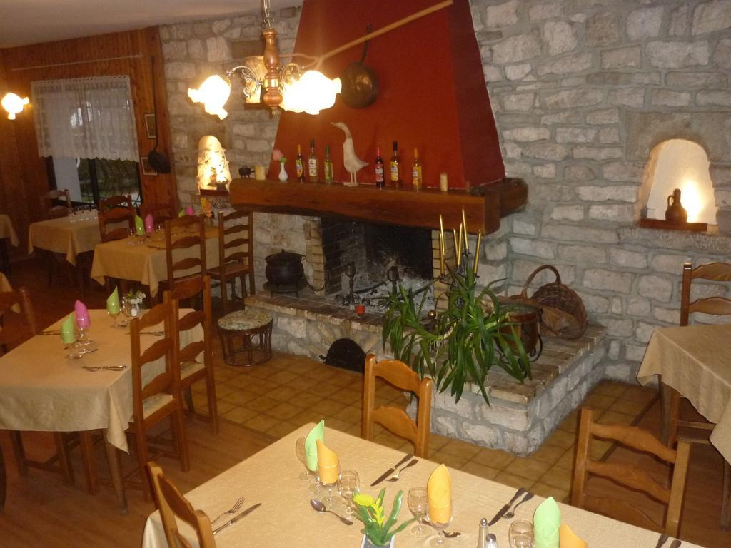 Hotel Restaurant La Chaumiere Du Lac Clairvaux-les-Lacs Bagian luar foto
