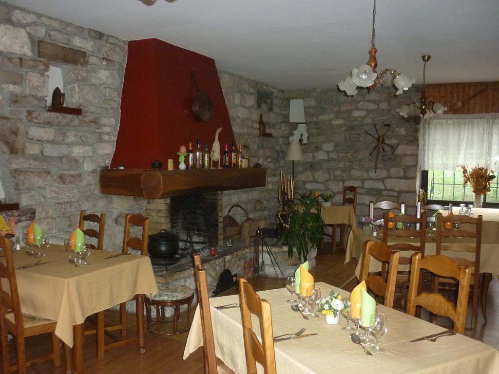 Hotel Restaurant La Chaumiere Du Lac Clairvaux-les-Lacs Bagian luar foto
